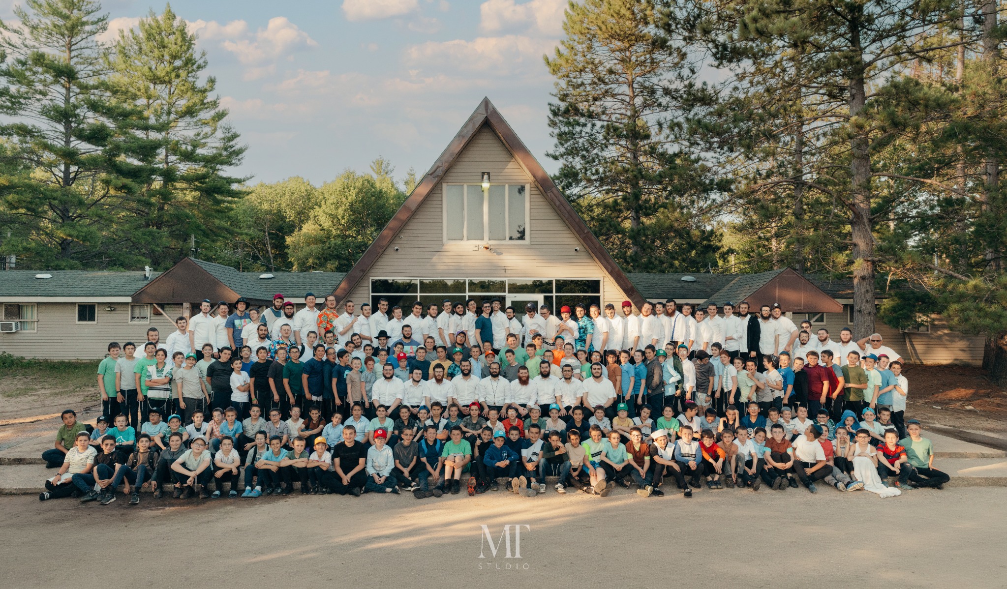Camp Gan Yisroel campers and staff group photo